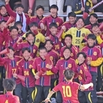 前橋育英ー神戸弘陵　前半、先制点を決めてスタンドへ駆け寄る神戸弘陵の池（１０）＝３１日午後、さいたま市浦和区駒場２、浦和駒場スタジアム（撮影・大田将之） 