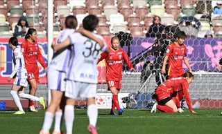 ＩＮＡＣ神戸-広島　前半、失点してうなだれる神戸の選手たち＝１日午後、東京都新宿区、国立競技場（撮影・大田将之）