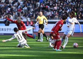 ＩＮＡＣ神戸-広島　前半、シュートを打つ神戸の成宮（左）＝１日午後、東京都新宿区、国立競技場（撮影・大田将之）
