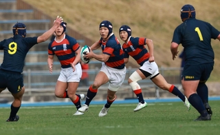 関学-国学院栃木　前半、鋭いステップで攻め込む関学・木山（中央）＝大阪府東大阪市、花園ラグビー場（撮影・鈴木雅之）