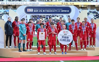 皇后杯で準優勝したＩＮＡＣ神戸の選手たち＝１日午後、東京都新宿区、ＭＵＦＧスタジアム（撮影・大田将之）