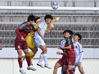 神戸弘陵-尚志　前半、懸命に守る神戸弘陵の守備陣＝２日午後、さいたま市浦和区駒場２、浦和駒場スタジアム（撮影・大田将之）