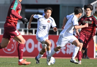 神戸弘陵-尚志　前半、攻め上がる神戸弘陵の池＝２日午後、さいたま市浦和区駒場２、浦和駒場スタジアム（撮影・大田将之）