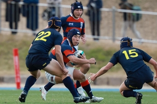 関学-国学院栃木　後半、守備陣の厳しいマークに遭う関学・木山（中央手前）＝撮影・鈴木雅之