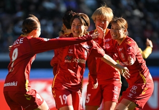 ＩＮＡＣ神戸ー広島　後半、同点弾を決めて喜ぶＩＮＡＣ神戸の久保田（１９）＝１日午後、東京都新宿区、ＭＵＦＧスタジアム（撮影・大田将之）