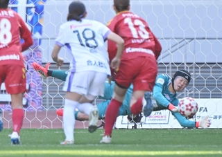 ＩＮＡＣ神戸-広島　後半、ＰＫを止めるＩＮＡＣ神戸のＧＫ大熊茜＝１日午後、東京都新宿区、ＭＵＦＧスタジアム（撮影・大田将之）