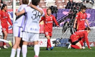 ＩＮＡＣ神戸-広島　前半、失点してうなだれるＩＮＡＣ神戸の選手たち（撮影・大田将之）