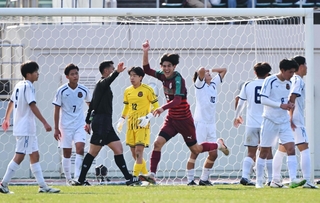 神戸弘陵-尚志　後半追加タイムに失点し、うなだれる神戸弘陵の選手たち（撮影・大田将之）