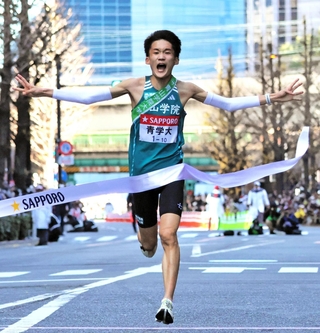１位でゴールテープを切る青学大のアンカー・折田壮太（撮影・井川朋宏）