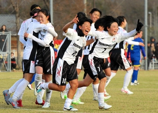 日ノ本-秀岳館　後半、先制点を決めて喜ぶ日ノ本の上田（中央）と木下（７）ら