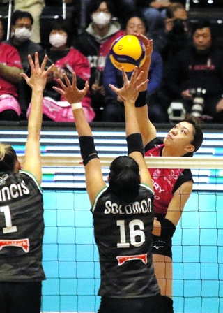 姫路－大阪Ｍ　第２セット、アタックを放つ姫路の野中（右）