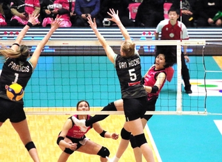 姫路－大阪Ｍ　第２セット、アタックを放つ姫路の李在英（イ・ジェヨン、右）