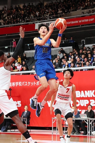 全国高校選手権１回戦の東山戦でシュートを決める中部大第一の音山繫太（中央）＝２０２５年１２月２４日、東京体育館