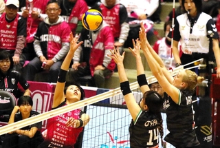 姫路－大阪Ｍ　第１セット、アタックを放つ姫路の李在英（手前左）