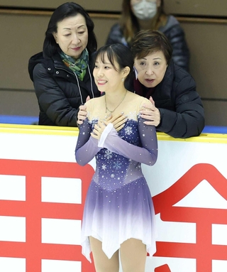 演技前に中野園子コーチ（右）から励ましを受ける三原舞依＝２０２５年１１月１日、大津市・木下カンセーアイスアリーナ