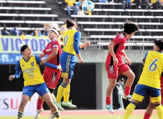 鹿島学園-日ノ本　相手と競り合う日ノ本の選手たち＝三木市、三木総合防災公園陸上競技場