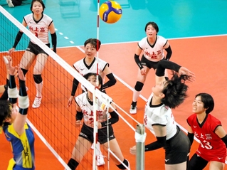 女子・横浜隼人－氷上　第１セット、戸田（手前中央右）のスパイクを見つめる氷上の選手たち