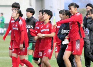 鹿島学園-日ノ本　大敗を喫してうなだれる上田（１０）ら日ノ本の選手たち