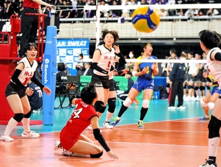 女子・横浜隼人－氷上　第２セット、得点を許す溝上（中央）、神原（左）ら氷上の選手たち