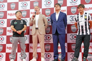 創設３０周年の記念試合を前に、震災後の苦難を語った（左から２人目の）初代監督スチュアート・バクスター氏と通訳のクリスティアン・メリリャン一色さん（左端）、永島昭浩さん（右から２人目）、大久保嘉人さん（右端）＝２０２５年８月、ノエビアスタジアム神戸