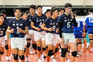 初戦突破を決めた男子・市尼崎の日比野（１）やハントラクル（５）ら