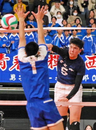 男子・市尼崎－西原　第２セット、スパイクを放つ市尼崎のハントラクル