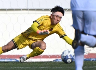 尚志戦で好セーブを見せる神戸弘陵のＧＫ鹿屋＝２日、さいたま市の浦和駒場スタジアム