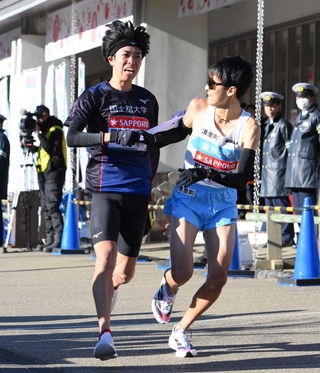 関東学生連合で箱根駅伝に出場した秋吉拓真（右）＝３日、神奈川・小田原中継所