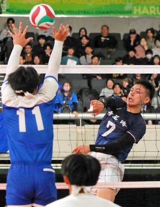 男子・市尼崎－西原　第２セット、クロスにスパイクを放つ市尼崎の神吉（右）