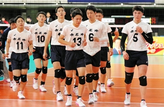 ３回戦で敗れ、引き揚げる男子・市尼崎のハントラクル（５）、高田（６）ら