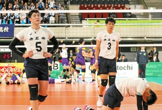 ３回戦で敗れ、呆然とした表情を見せる男子・市尼崎のハントラクル（５）、下村（３）ら