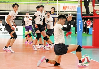男子３回戦・市尼崎－雄物川　第２セット、スパイクを決められて失点する市尼崎の神吉（手前）ら