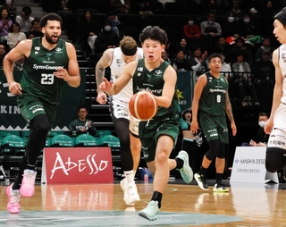 神戸をけん引するチャイルズ（左端）と寺園（中央）、存在感を示す八村（右奥）＝２０２５年１２月１０日、ジーライオンアリーナ神戸