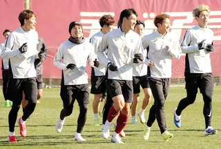 神戸の初練習でそろって走る新加入の乾（左から２人目）や大迫（右端）ら＝神戸市西区、いぶきの森球技場