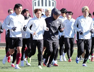 初練習でそろって走る神戸イレブン＝神戸市西区、いぶきの森球技場