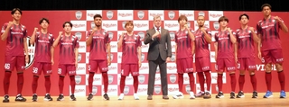 Ｊ１神戸の新体制会見に臨んだスキッベ新監督（中央）と乾（中央左）、郷家（同右）ら新加入選手＝神戸新聞松方ホール