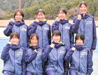全国都道府県対抗女子駅伝に向けて意気込む兵庫の中高生たち＝加古川市、ＳＨＯＷＡグループ陸上競技場