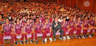 Ｊ１神戸の新体制会見に臨んだスキッベ新監督（前列中央）と乾（同左）、郷家（同右）ら新加入選手＝神戸新聞松方ホール