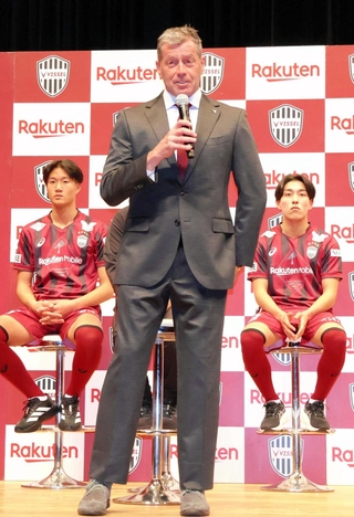 新体制発表会見でサポーターにあいさつする神戸のスキッベ新監督＝神戸新聞松方ホール
