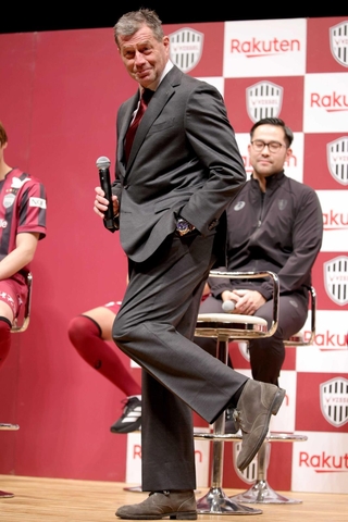 日本への到着が遅れ、「靴を合わせる時間がなかったよ」とユーモアを交えて話す神戸のスキッベ監督＝９日、神戸新聞松方ホール