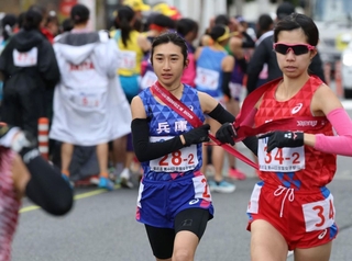 たすきを受け取った兵庫２区・田中希実（中央）＝１１日午後、京都市内（撮影・丸山桃奈）