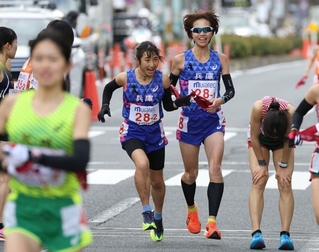 兵庫の１区・清水里名からたすきを受け取る２区・田中希実（中央左）＝１１日午後、京都市内（撮影・丸山桃奈）