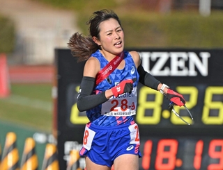 ２位でフィニッシュする兵庫のアンカー永長里緒＝１１日午後、京都市右京区、たけびしスタジアム京都（撮影・大田将之）