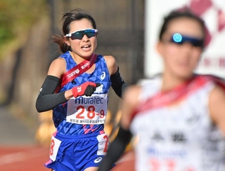 １位の大阪を必死で追う兵庫のアンカー永長里緒（２８）＝１１日午後、京都市右京区、たけびしスタジアム京都（撮影・大田将之） 