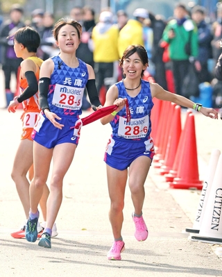 兵庫の５区池野絵莉（左）からたすきを受け取る６区金子聖奈（撮影・丸山桃奈）