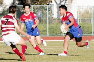 近畿リーグで果敢に攻撃を仕掛ける六甲ファイティングブルの選手たち＝２０２５年１１月、和歌山市の紀三井寺公園補助競技場（チーム提供）