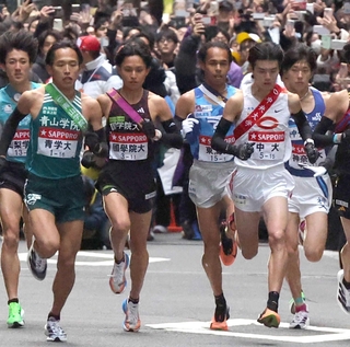箱根駅伝の１区で区間新を記録した国学院大・青木瑠郁（左から３人目）