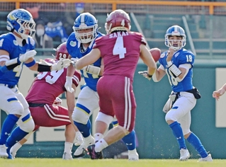 ベスト１１に選ばれた関学大のＱＢ星野太（右端）＝２０２５年１２月１４日、西宮市の甲子園球場（撮影・大田将之）