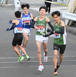 「花の２区」で不調脱出への手応えをつかんだ東農大の前田和摩（右）＝２日、横浜市内
