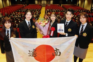 壮行会でスケート部の後輩たちから激励を受けた長森遥南（中央）＝西宮市の関学大